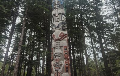 Hiellen memorial pole